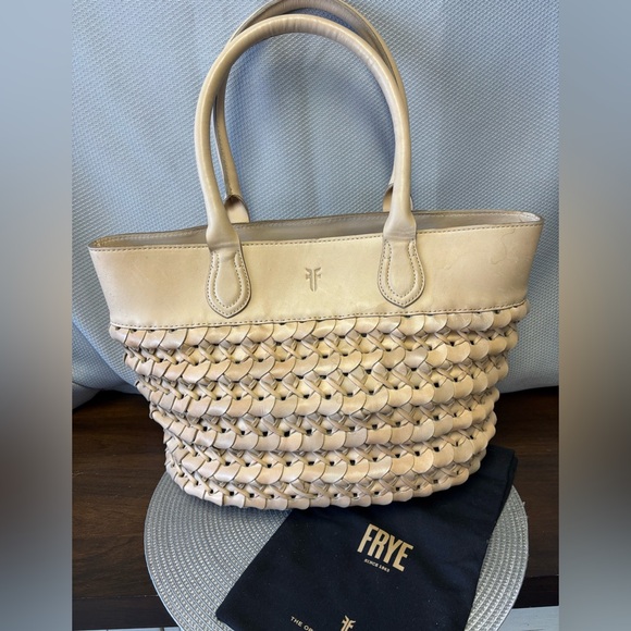 NWT Frye darn cream woven leather hand bag. Magnetic close and canvas pockets. - Picture 1 of 4